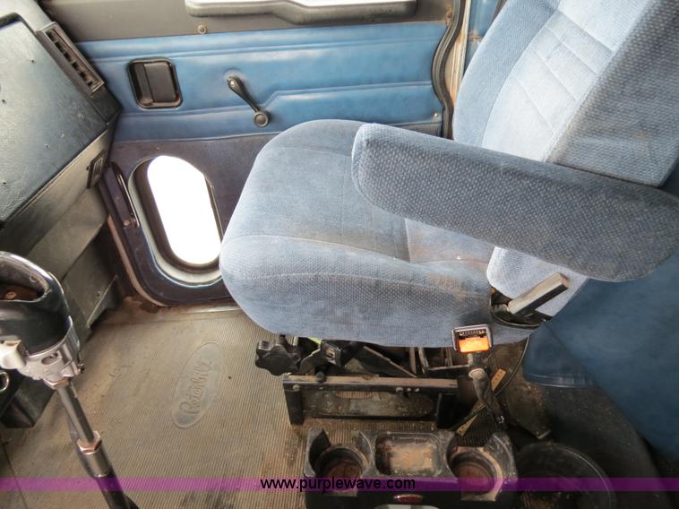 image for item B4574 1998 Peterbilt 377 semi truck