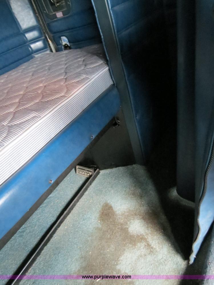 image for item B4574 1998 Peterbilt 377 semi truck