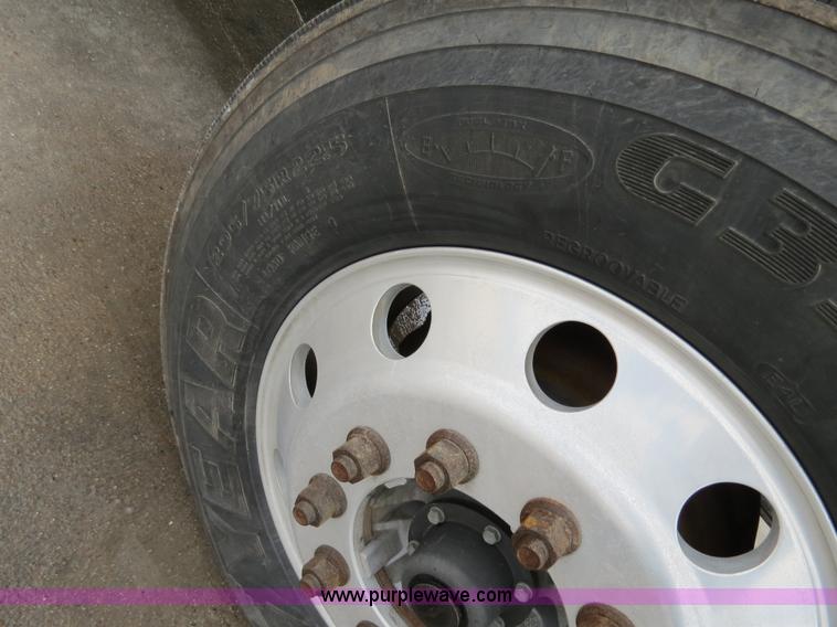 image for item B4574 1998 Peterbilt 377 semi truck