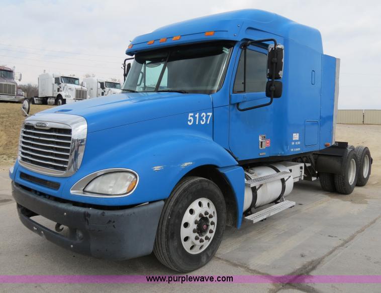image for item B4576 2003 Freightliner Columbia semi truck