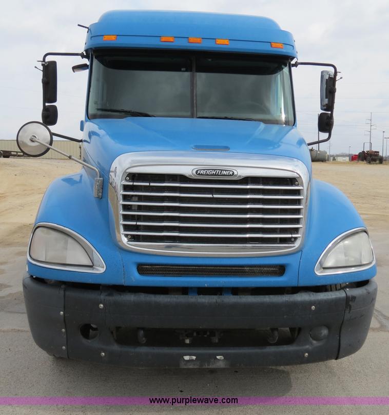 image for item B4576 2003 Freightliner Columbia semi truck