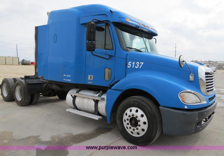 image for item B4576 2003 Freightliner Columbia semi truck