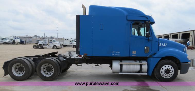 image for item B4576 2003 Freightliner Columbia semi truck