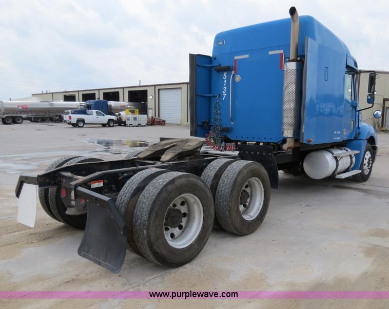 image for item B4576 2003 Freightliner Columbia semi truck