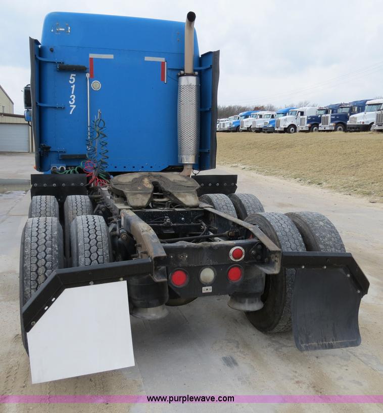 image for item B4576 2003 Freightliner Columbia semi truck