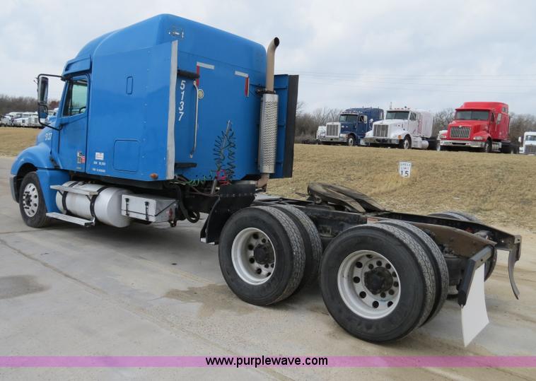 image for item B4576 2003 Freightliner Columbia semi truck