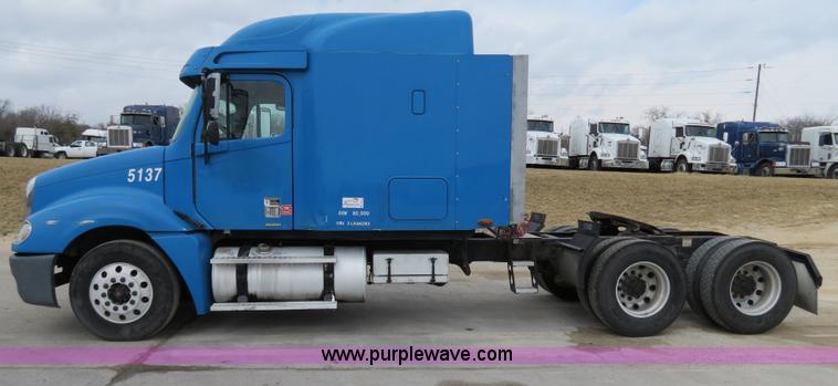 image for item B4576 2003 Freightliner Columbia semi truck