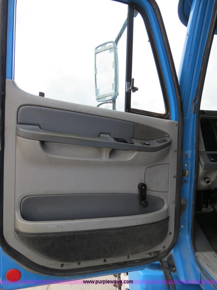 image for item B4576 2003 Freightliner Columbia semi truck