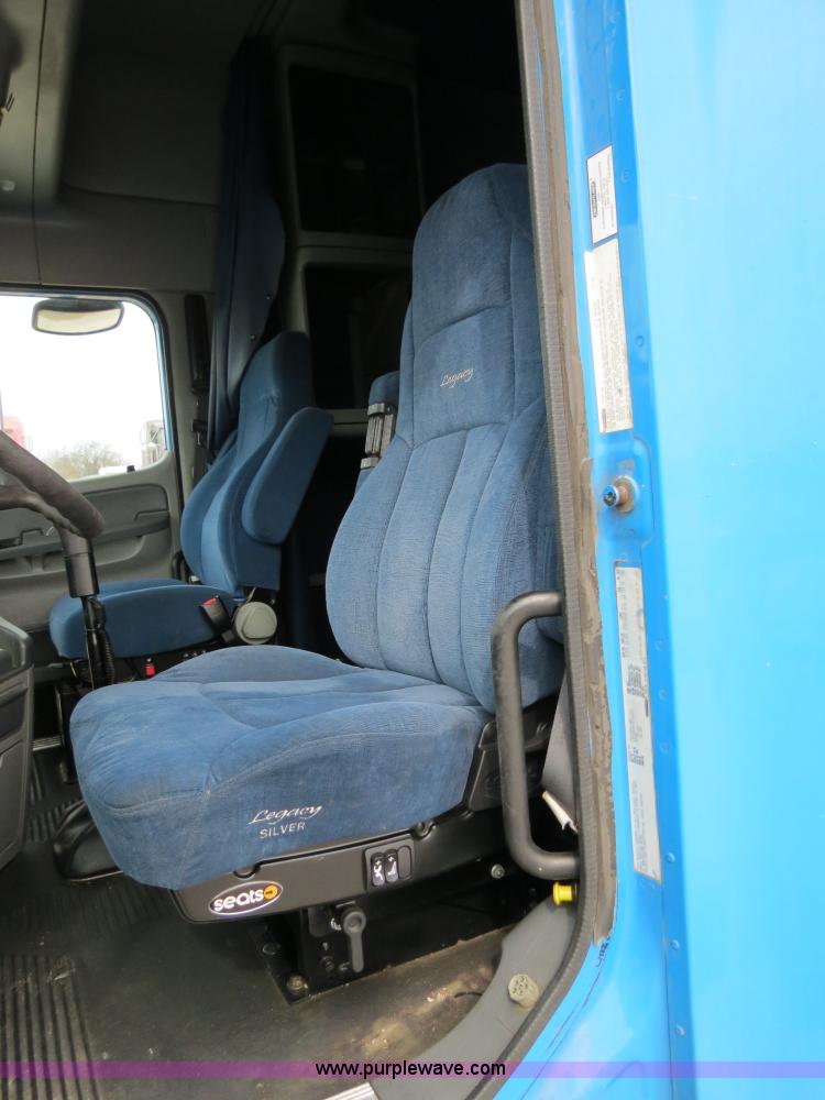 image for item B4576 2003 Freightliner Columbia semi truck