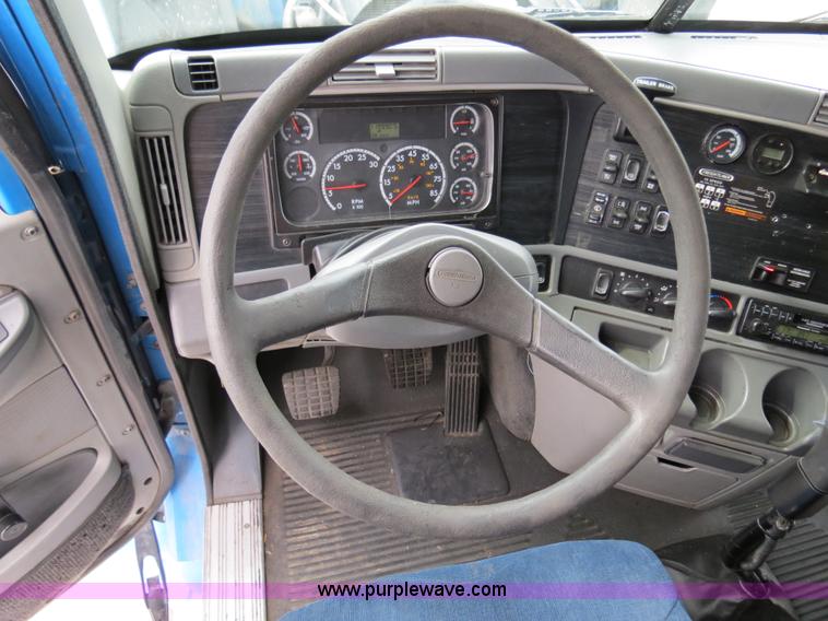 image for item B4576 2003 Freightliner Columbia semi truck