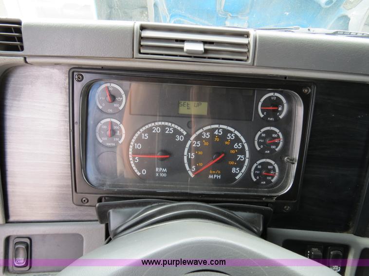 image for item B4576 2003 Freightliner Columbia semi truck