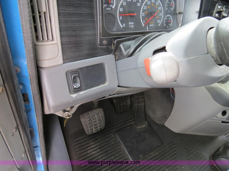 image for item B4576 2003 Freightliner Columbia semi truck