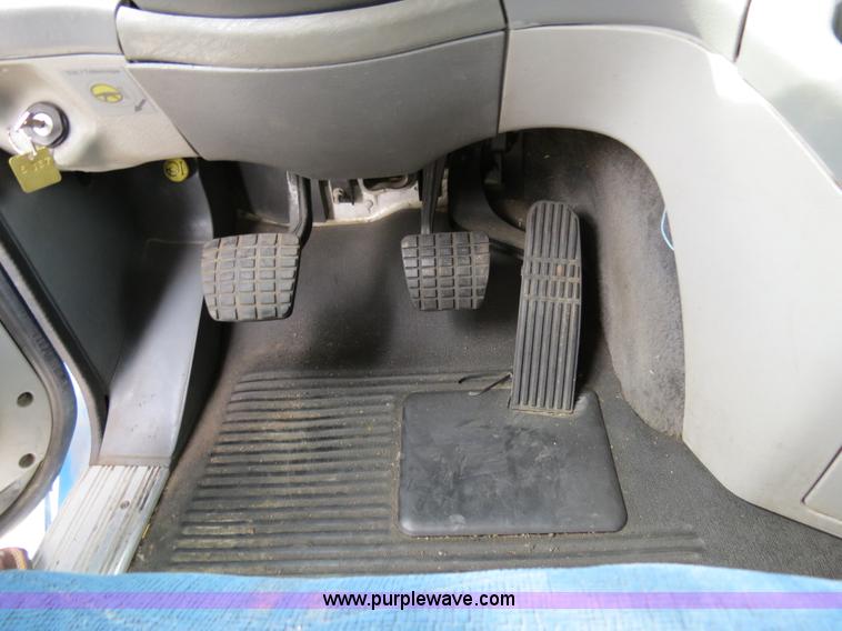 image for item B4576 2003 Freightliner Columbia semi truck