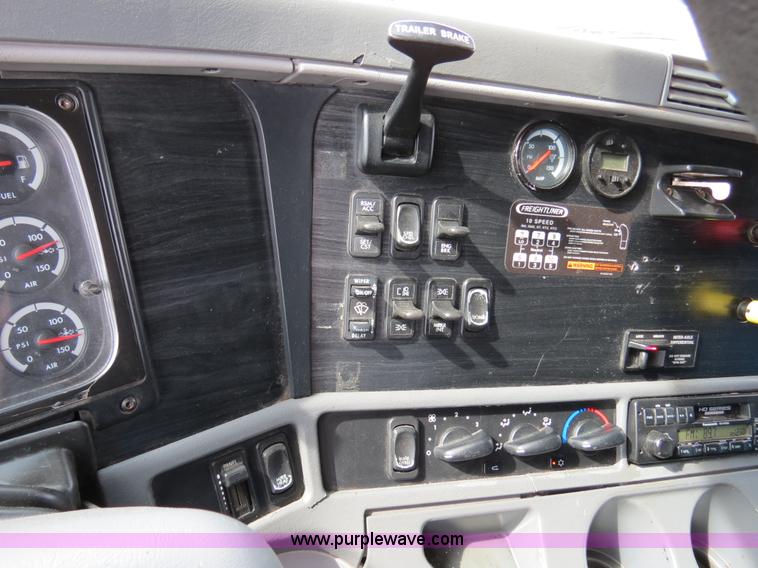 image for item B4576 2003 Freightliner Columbia semi truck