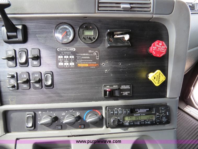 image for item B4576 2003 Freightliner Columbia semi truck