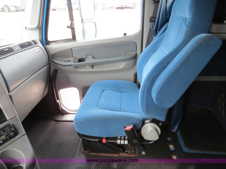 image for item B4576 2003 Freightliner Columbia semi truck