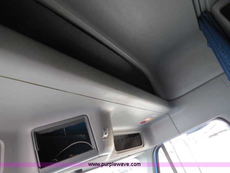 image for item B4576 2003 Freightliner Columbia semi truck