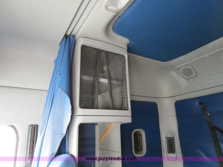 image for item B4576 2003 Freightliner Columbia semi truck