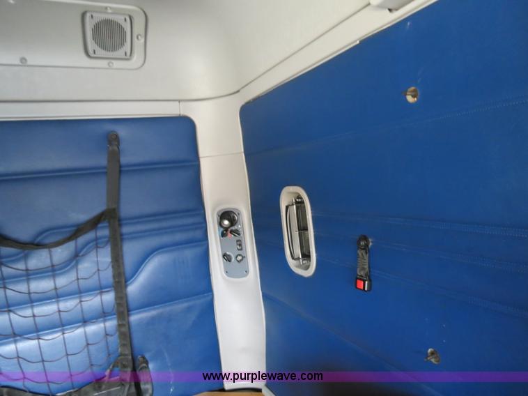 image for item B4576 2003 Freightliner Columbia semi truck