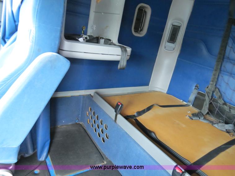 image for item B4576 2003 Freightliner Columbia semi truck