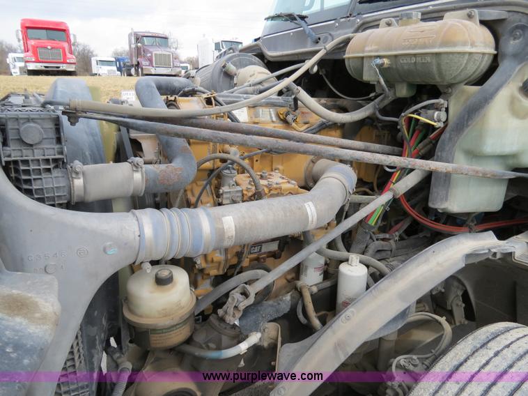 image for item B4576 2003 Freightliner Columbia semi truck