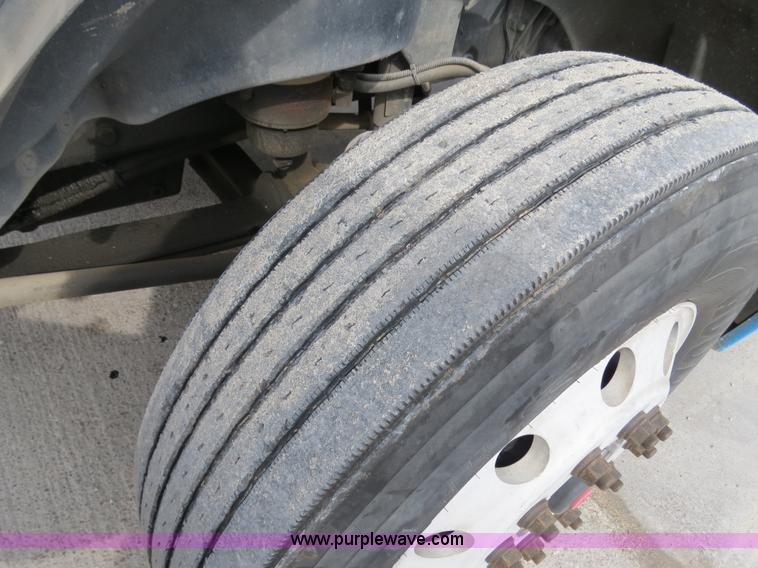 image for item B4576 2003 Freightliner Columbia semi truck