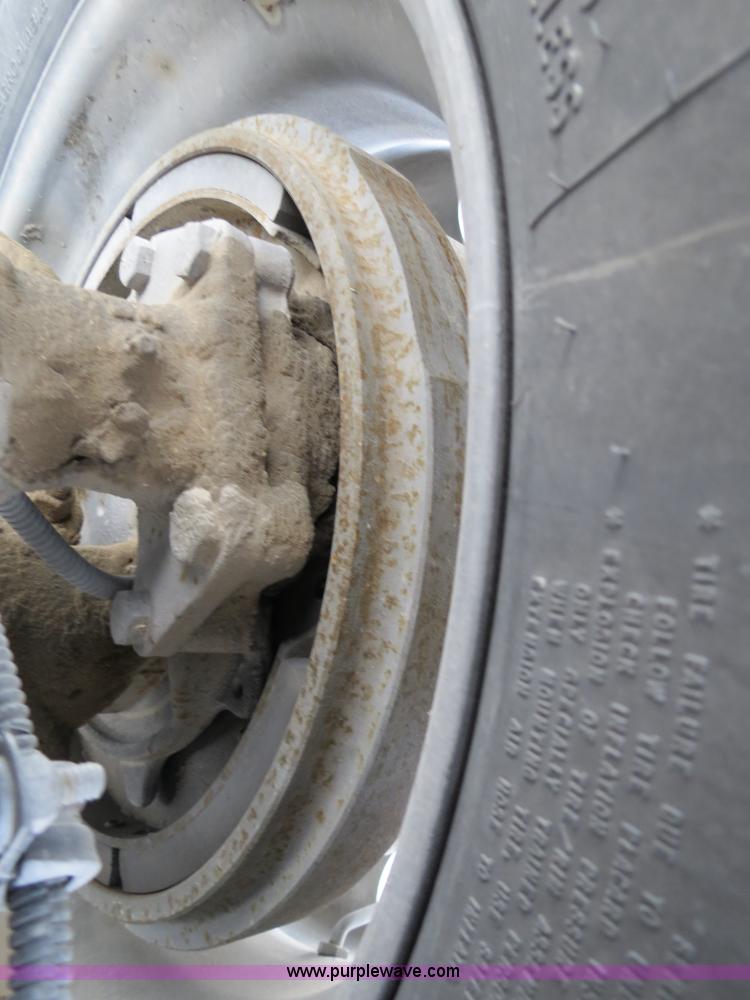 image for item B4576 2003 Freightliner Columbia semi truck