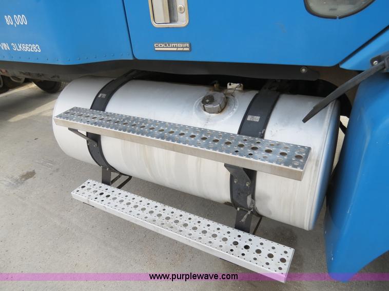 image for item B4576 2003 Freightliner Columbia semi truck