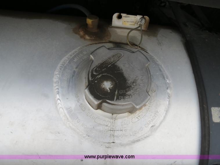 image for item B4576 2003 Freightliner Columbia semi truck