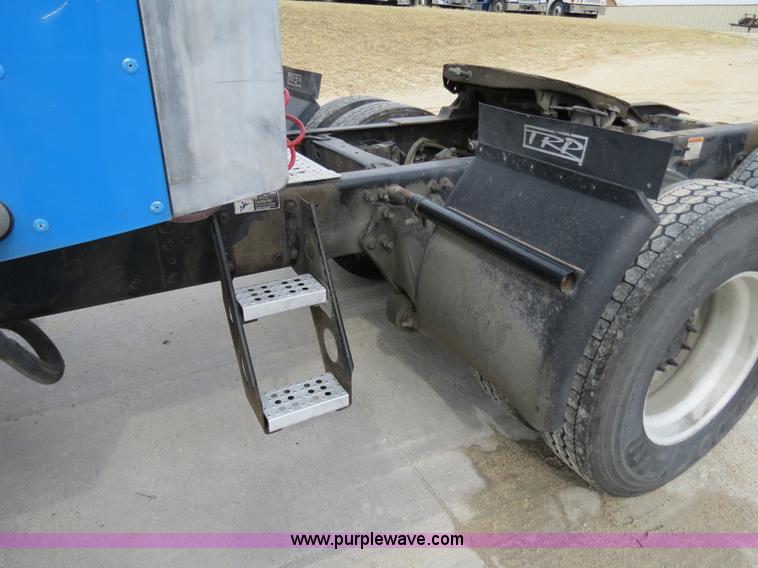 image for item B4576 2003 Freightliner Columbia semi truck