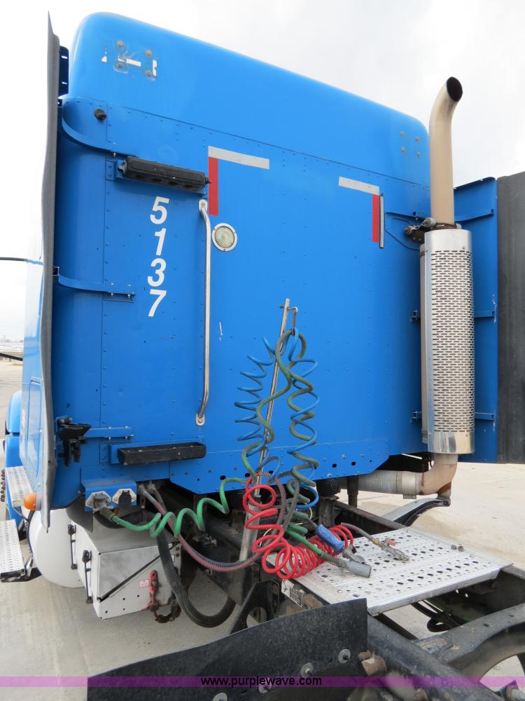 image for item B4576 2003 Freightliner Columbia semi truck