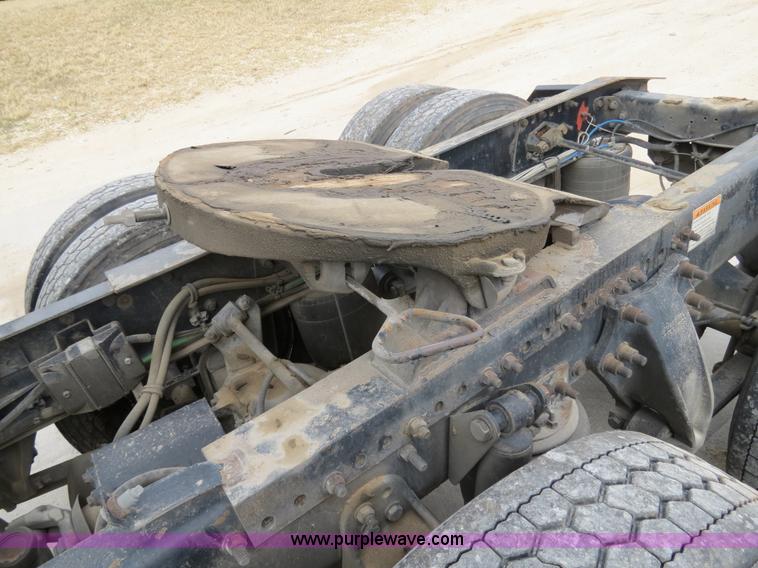 image for item B4576 2003 Freightliner Columbia semi truck