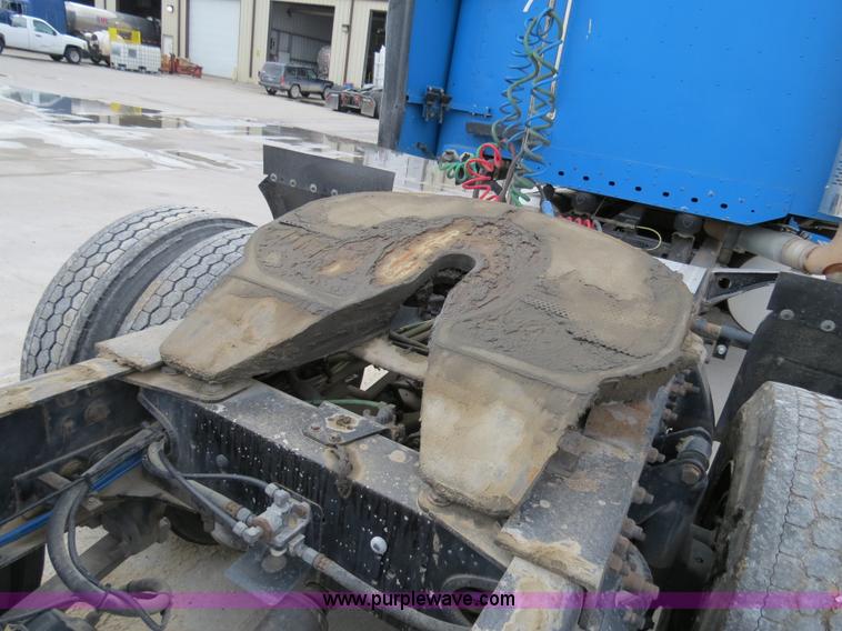 image for item B4576 2003 Freightliner Columbia semi truck