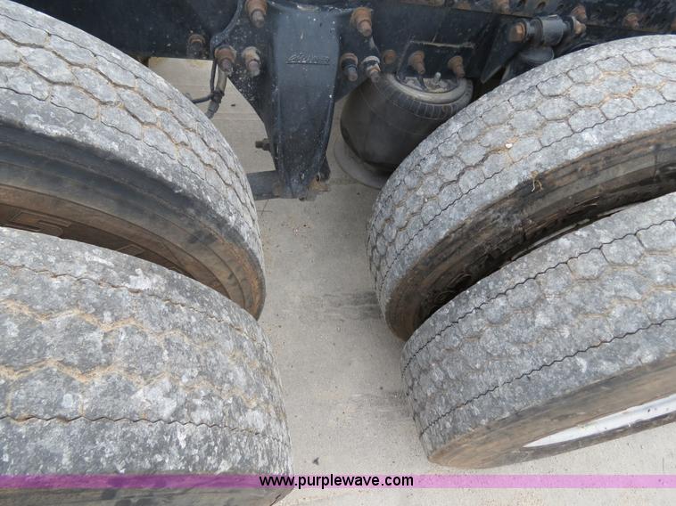 image for item B4576 2003 Freightliner Columbia semi truck