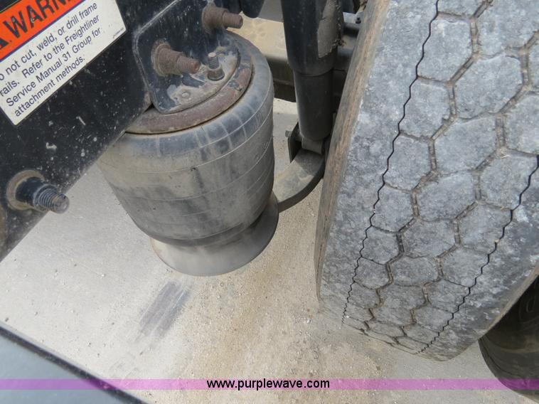 image for item B4576 2003 Freightliner Columbia semi truck