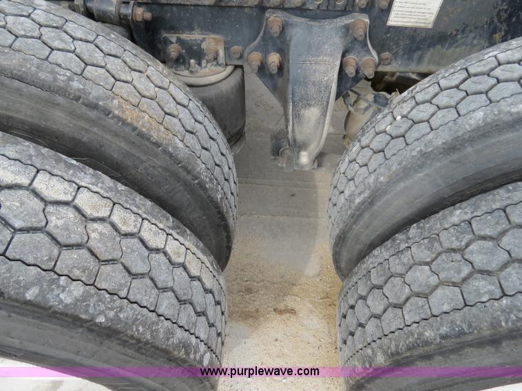 image for item B4576 2003 Freightliner Columbia semi truck