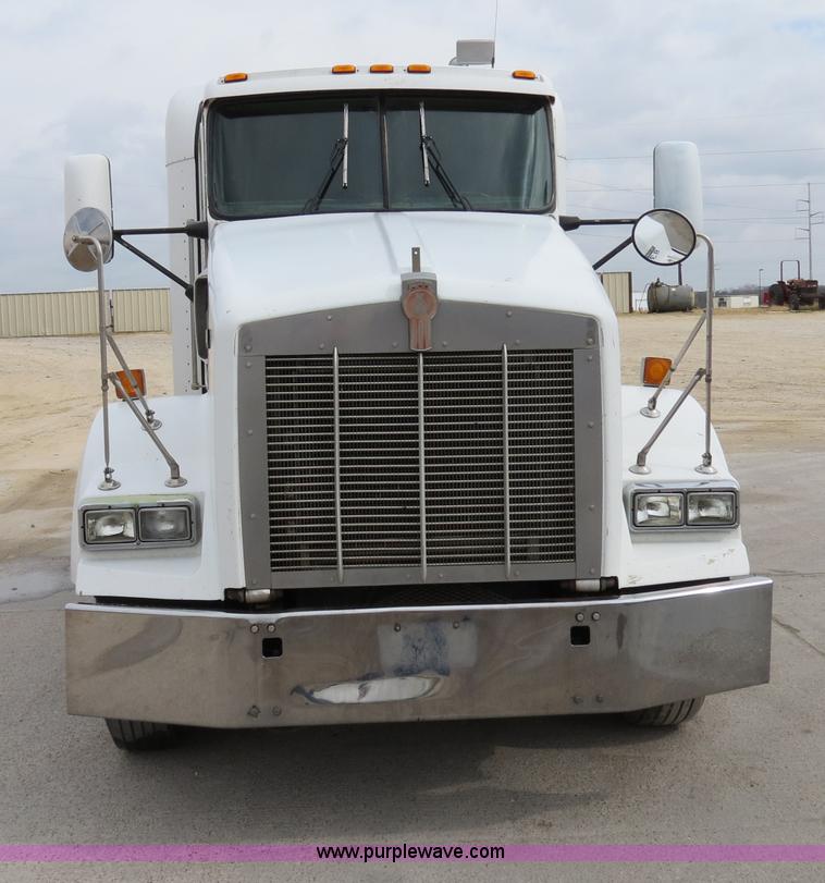 image for item B4577 2000 Kenworth T800 semi truck