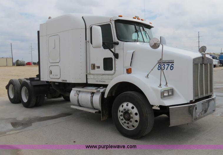 image for item B4577 2000 Kenworth T800 semi truck