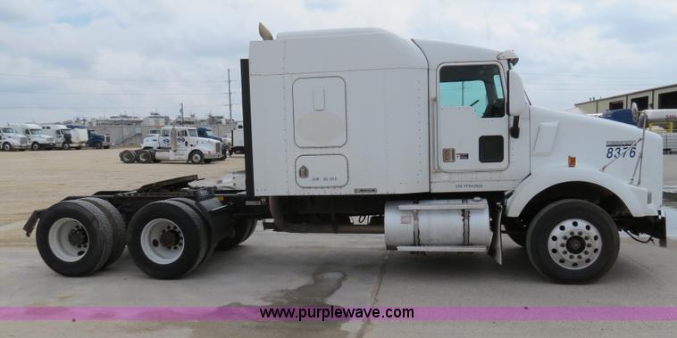image for item B4577 2000 Kenworth T800 semi truck