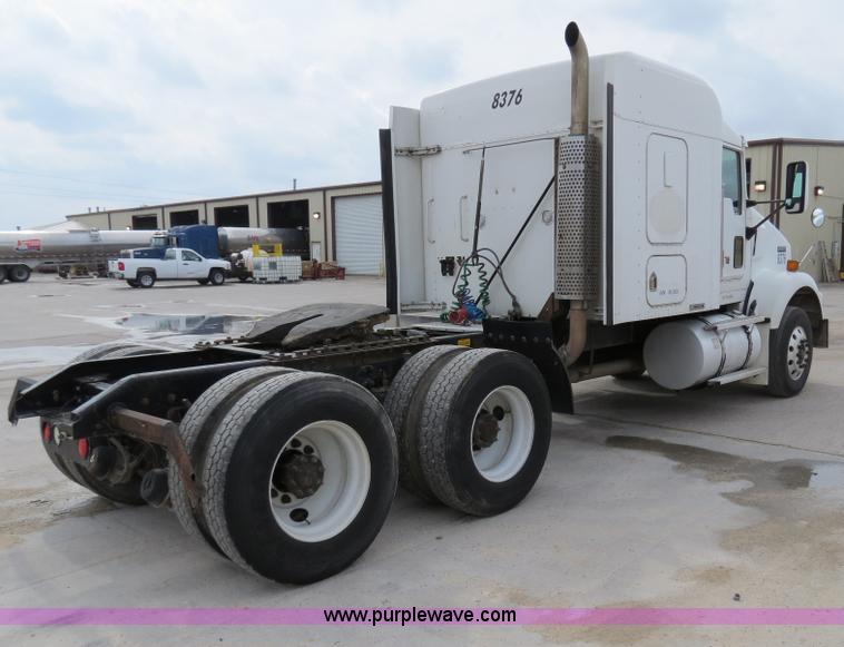 image for item B4577 2000 Kenworth T800 semi truck