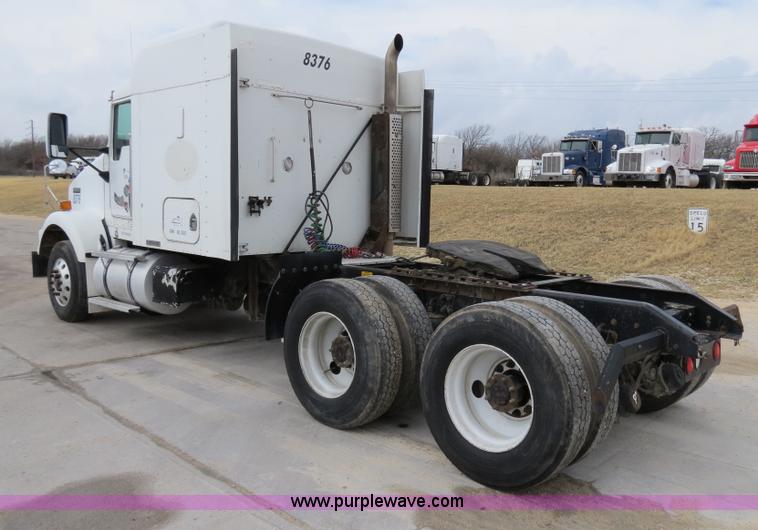 image for item B4577 2000 Kenworth T800 semi truck