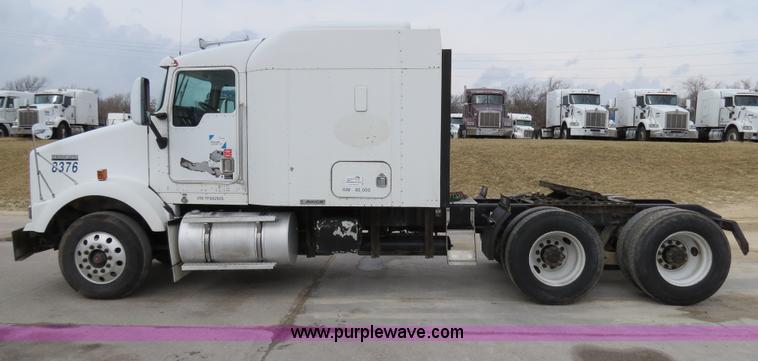 image for item B4577 2000 Kenworth T800 semi truck