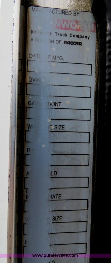 image for item B4577 2000 Kenworth T800 semi truck