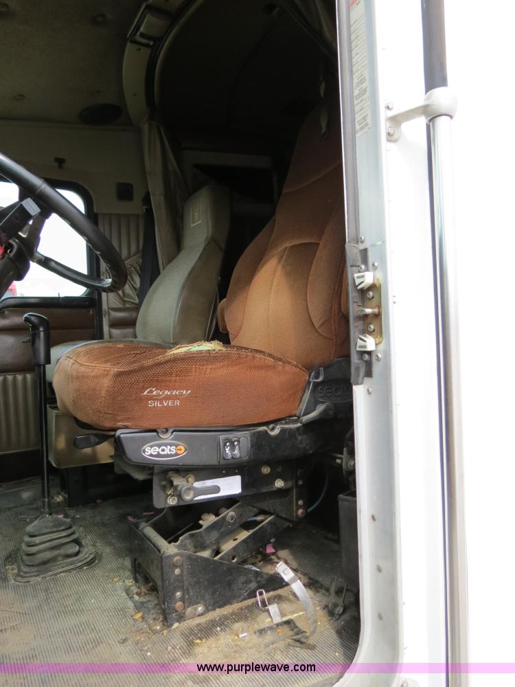 image for item B4577 2000 Kenworth T800 semi truck