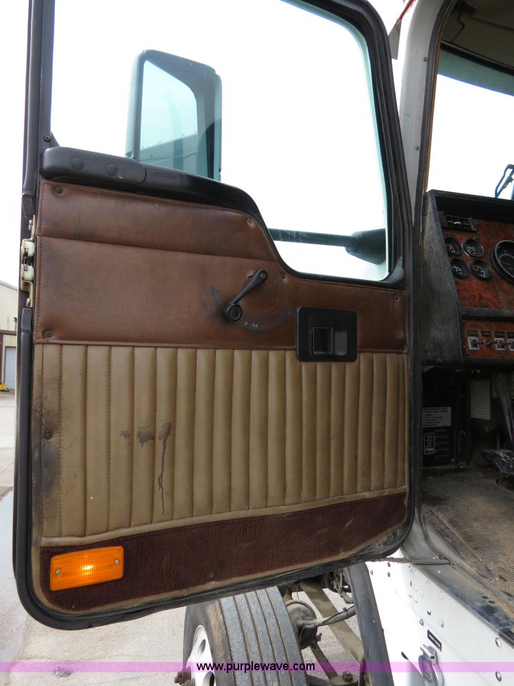 image for item B4577 2000 Kenworth T800 semi truck