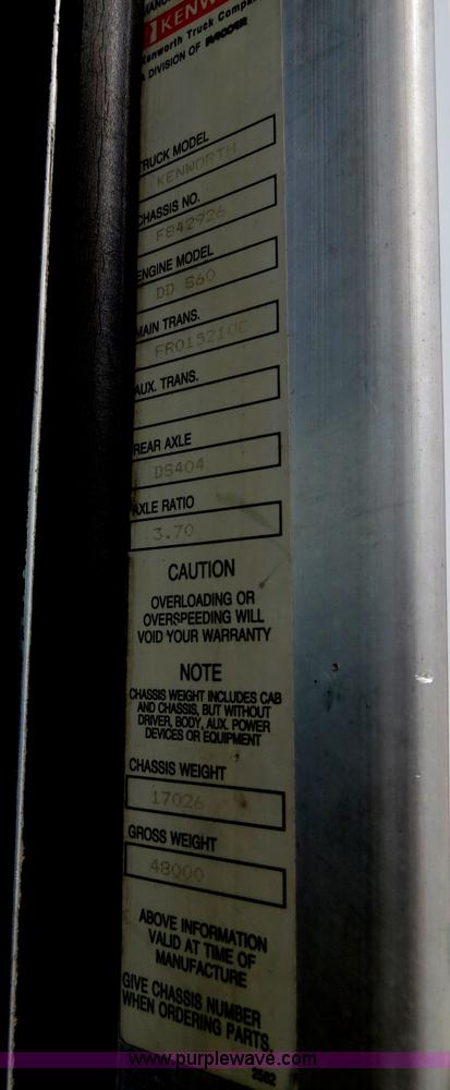 image for item B4577 2000 Kenworth T800 semi truck