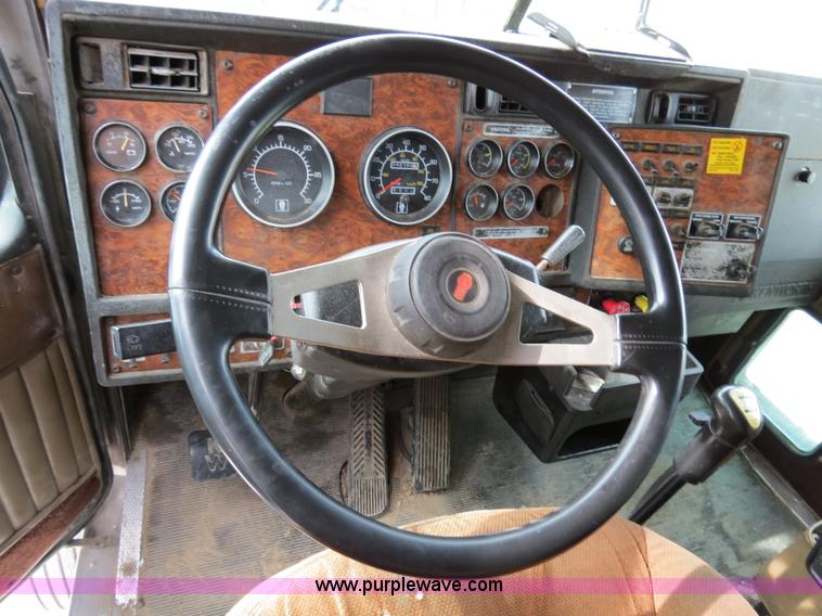 image for item B4577 2000 Kenworth T800 semi truck