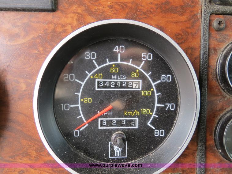 image for item B4577 2000 Kenworth T800 semi truck