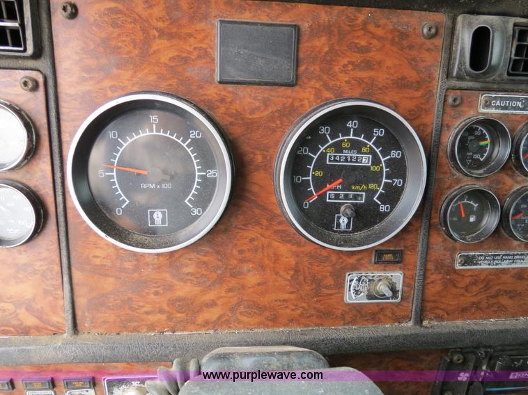 image for item B4577 2000 Kenworth T800 semi truck