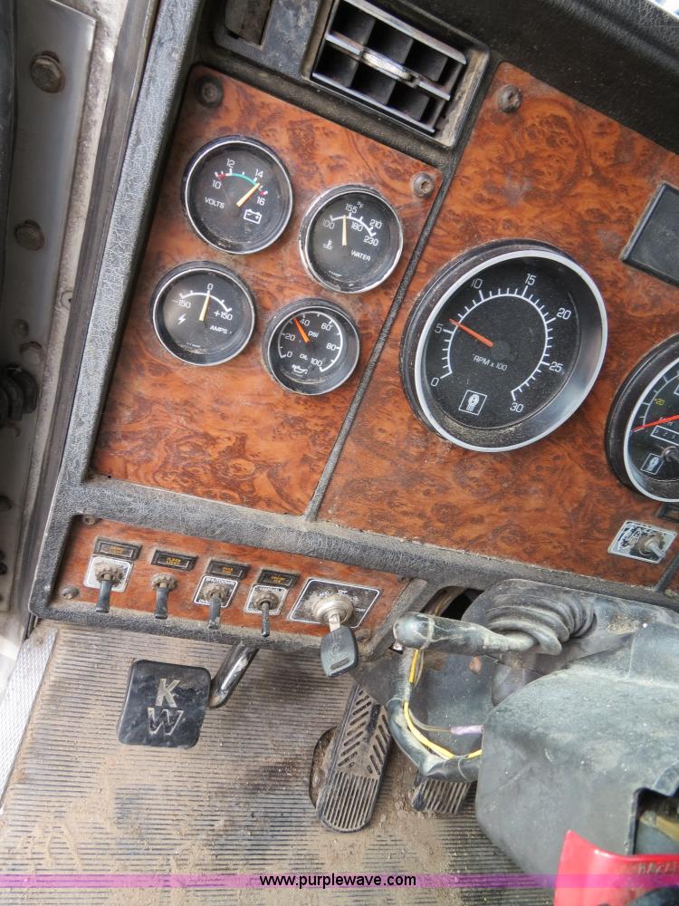 image for item B4577 2000 Kenworth T800 semi truck